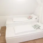 アパート Modernes Mit 4 Separaten Appartements, Je Mit Vollausgestatteter Kuechenzeile Und Eigenem Bad, 2 Gehminuten Zum Badesee, Garten, Grillplatz, Kinderspielbereich, Hunde Auf Anfrage Willkommen Blumenholz