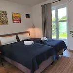 Apartment Modernes Mit 4 Separaten Appartements, Je Mit Vollausgestatteter Küchenzeile Und Eigenem Bad, 2 Gehminuten Zum Badesee, Garten, Grillplatz, Kinderspielbereich, Hunde Sind Willkommen