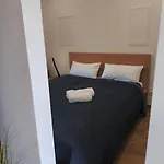 Modernes Mit 4 Separaten Appartements, Je Mit Vollausgestatteter Kuechenzeile Und Eigenem Bad, 2 Gehminuten Zum Badesee, Garten, Grillplatz, Kinderspielbereich, Hunde Auf Anfrage Willkommen アパート Blumenholz