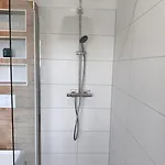 アパート Modernes Mit 4 Separaten Appartements, Je Mit Vollausgestatteter Kuechenzeile Und Eigenem Bad, 2 Gehminuten Zum Badesee, Garten, Grillplatz, Kinderspielbereich, Hunde Auf Anfrage Willkommen Blumenholz