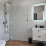 Modernes Mit 4 Separaten Appartements, Je Mit Vollausgestatteter Kuechenzeile Und Eigenem Bad, 2 Gehminuten Zum Badesee, Garten, Grillplatz, Kinderspielbereich, Hunde Auf Anfrage Willkommen *