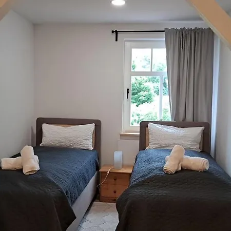 Modernes Mit 4 Separaten Appartements, Je Mit Vollausgestatteter Kuechenzeile Und Eigenem Bad, 2 Gehminuten Zum Badesee, Garten, Grillplatz, Kinderspielbereich, Hunde Auf Anfrage Willkommen Appartement Blumenholz