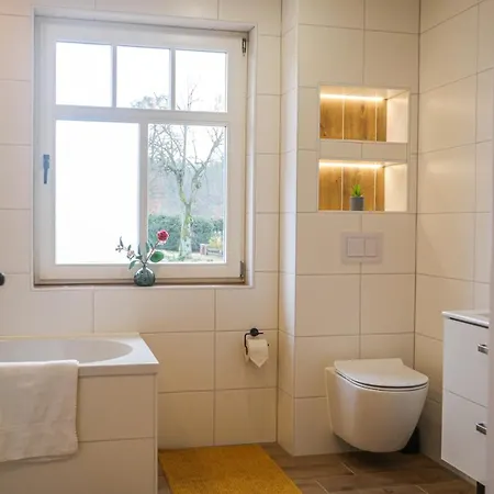 Modernes Mit 4 Separaten Appartements, Je Mit Vollausgestatteter Kuechenzeile Und Eigenem Bad, 2 Gehminuten Zum Badesee, Garten, Grillplatz, Kinderspielbereich, Hunde Auf Anfrage Willkommen *