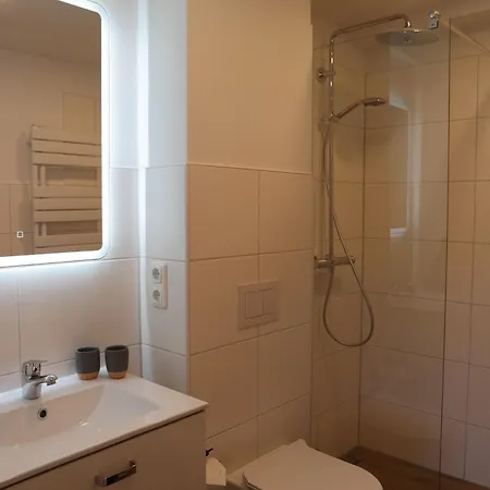 Modernes Mit 4 Separaten Appartements, Je Mit Vollausgestatteter Kuechenzeile Und Eigenem Bad, 2 Gehminuten Zum Badesee, Garten, Grillplatz, Kinderspielbereich, Hunde Auf Anfrage Willkommen *