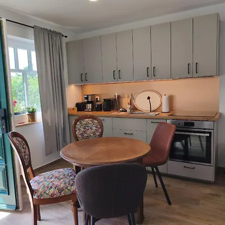 Modernes Mit 4 Separaten Appartements, Je Mit Vollausgestatteter Kuechenzeile Und Eigenem Bad, 2 Gehminuten Zum Badesee, Garten, Grillplatz, Kinderspielbereich, Hunde Auf Anfrage Willkommen Appartement *