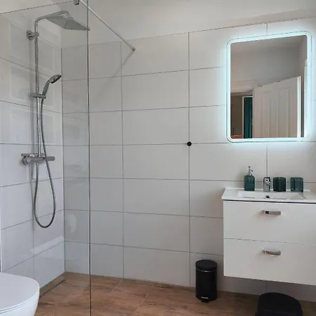 Modernes Mit 4 Separaten Appartements, Je Mit Vollausgestatteter Kuechenzeile Und Eigenem Bad, 2 Gehminuten Zum Badesee, Garten, Grillplatz, Kinderspielbereich, Hunde Sind Willkommen *