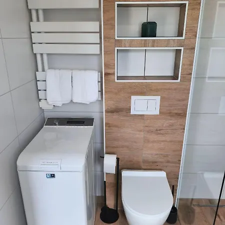 Modernes Mit 4 Separaten Appartements, Je Mit Vollausgestatteter Kuechenzeile Und Eigenem Bad, 2 Gehminuten Zum Badesee, Garten, Grillplatz, Kinderspielbereich, Hunde Sind Willkommen Blumenholz