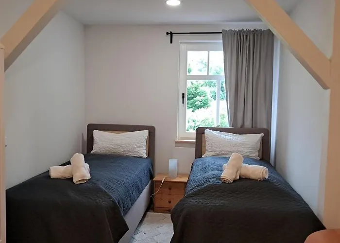 Modernes Mit 4 Separaten Appartements, Je Mit Vollausgestatteter Küchenzeile Und Eigenem Bad, 2 Gehminuten Zum Badesee, Garten, Grillplatz, Kinderspielbereich, Hunde Sind Willkommen Apartamento Blumenholz