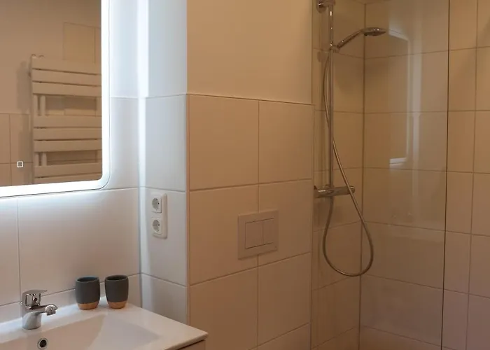 Modernes Mit 4 Separaten Appartements, Je Mit Vollausgestatteter Küchenzeile Und Eigenem Bad, 2 Gehminuten Zum Badesee, Garten, Grillplatz, Kinderspielbereich, Hunde Sind Willkommen *