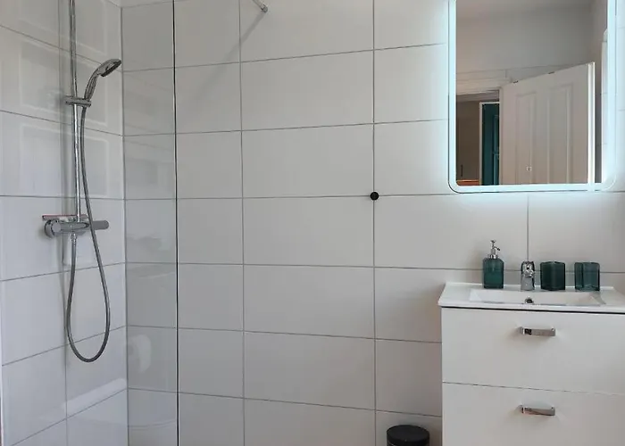 Modernes Mit 4 Separaten Appartements, Je Mit Vollausgestatteter Küchenzeile Und Eigenem Bad, 2 Gehminuten Zum Badesee, Garten, Grillplatz, Kinderspielbereich, Hunde Sind Willkommen *