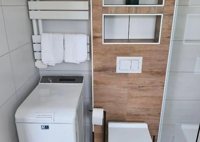 Modernes Mit 4 Separaten Appartements, Je Mit Vollausgestatteter Küchenzeile Und Eigenem Bad, 2 Gehminuten Zum Badesee, Garten, Grillplatz, Kinderspielbereich, Hunde Sind Willkommen Blumenholz